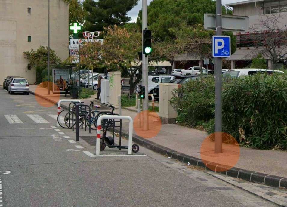  Poteau d'arrêt de bus + poubelle