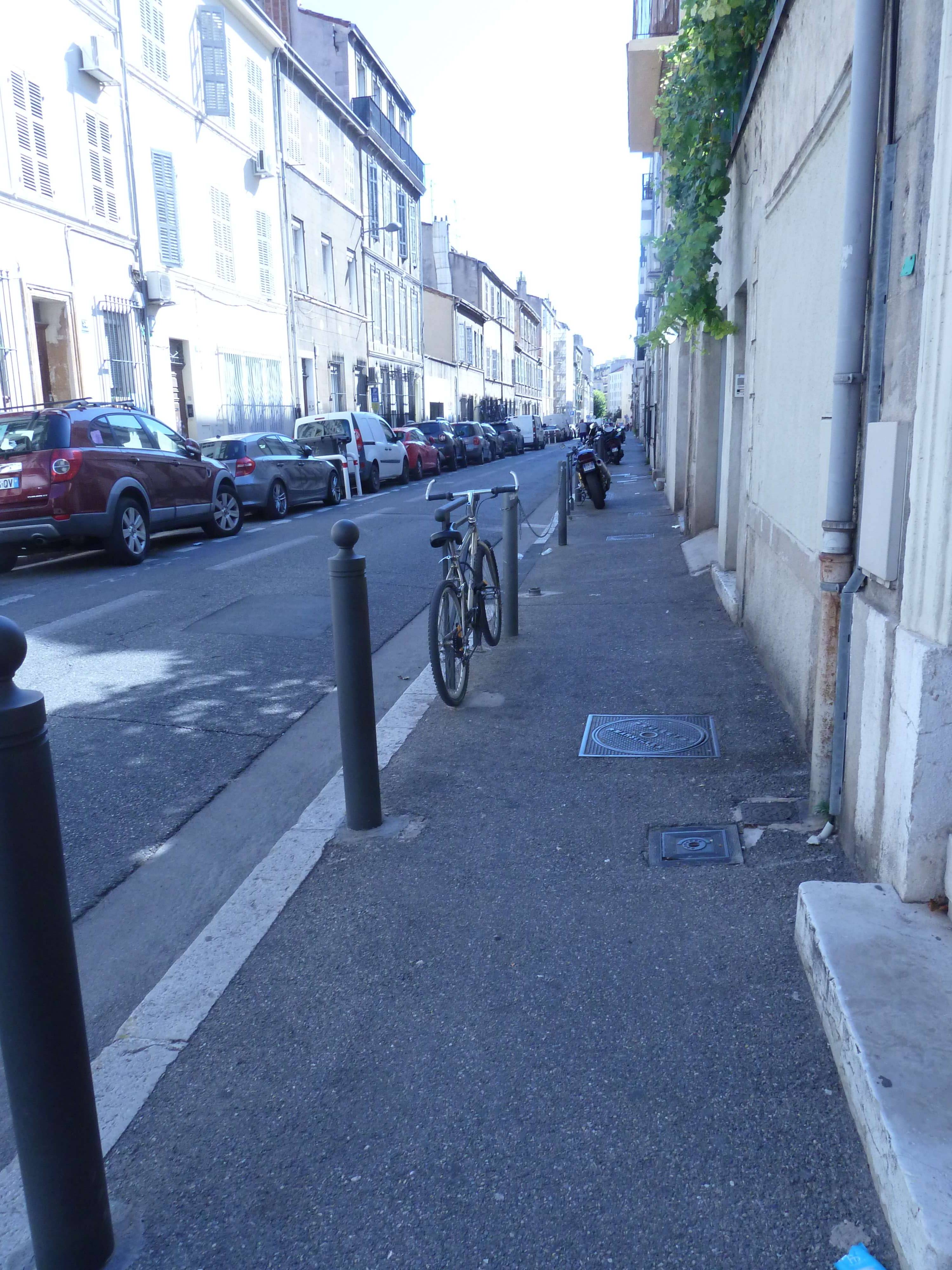 Sur Trottoir stationnement de motos